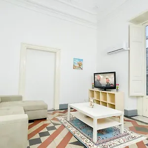 edificio-storico-appartamento-2-piani-centro-di-catania.taorminaitalyhotels.com/